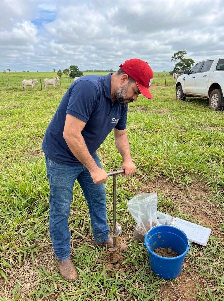 Eng. Agrônomo Alcimar realizando amostragem estratificada de solo com trado holandês no pasto