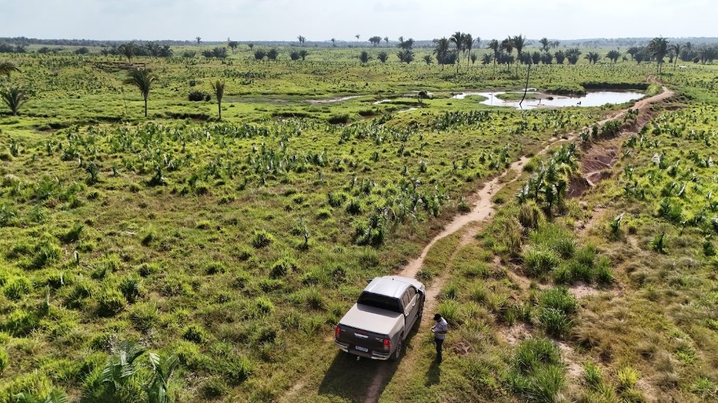 Equipe agronômica com drone profissional em levantamento aerofotogramétrico de campo